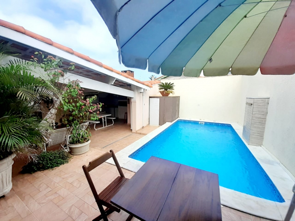 VENDO CASA COM PISCINA NO JARD
